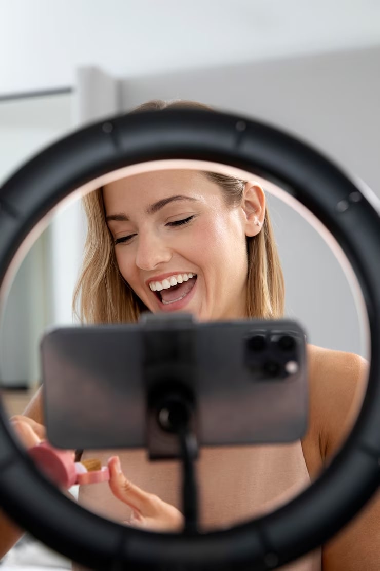 Mujer feliz en videollamada