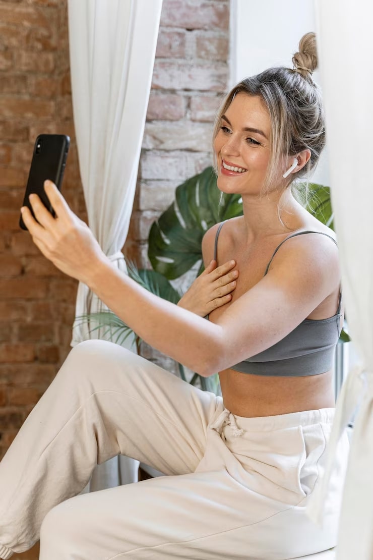Mujer sonriente en videollamada con YAAR