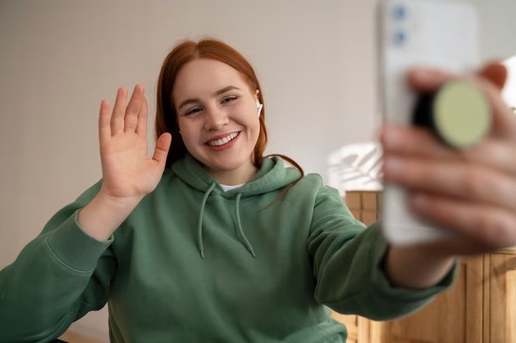 Mujer feliz usando MatchPub