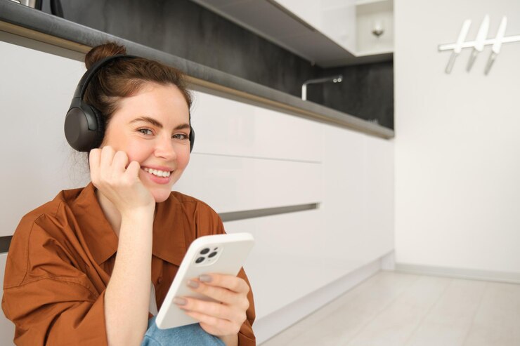 Mujer contando dólares